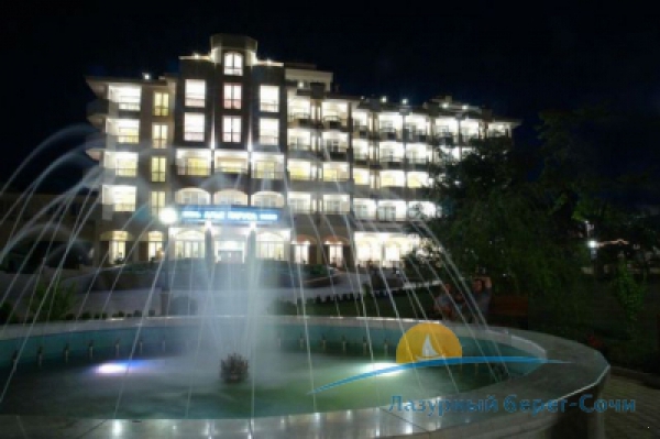 Вид отеля ночью