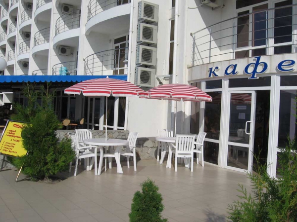 kafe-na-naberezhnoi.jpg