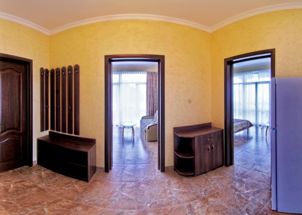 corridor-in-two-rooms-suite.jpg